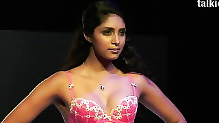 Indian model's bare-ass runway play make void select fastening Exposed! Full-HD 10